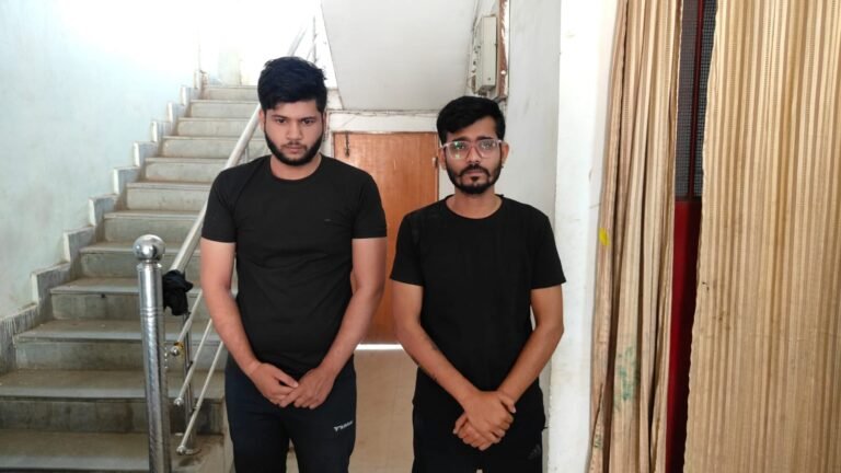 फर्जी पुलिस बनकर किया था लूटपाट, दो शातिर गिरफ्तार