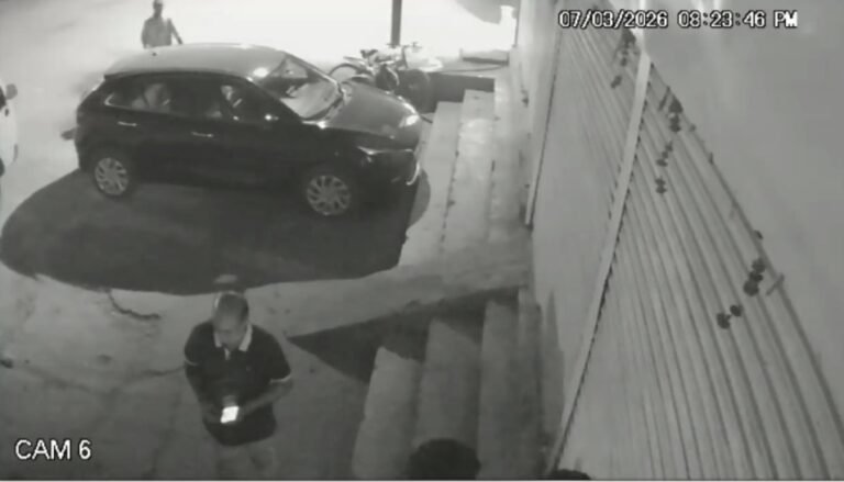 पलक झपकते ही व्यापारी की कार से उड़े 8 लाख… ​