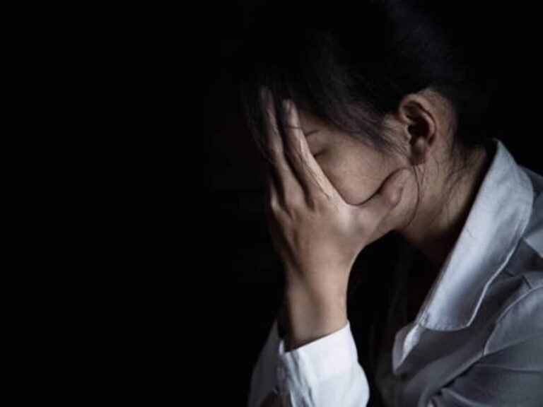 प्यार का झांसा, फिर धोखा… युवती