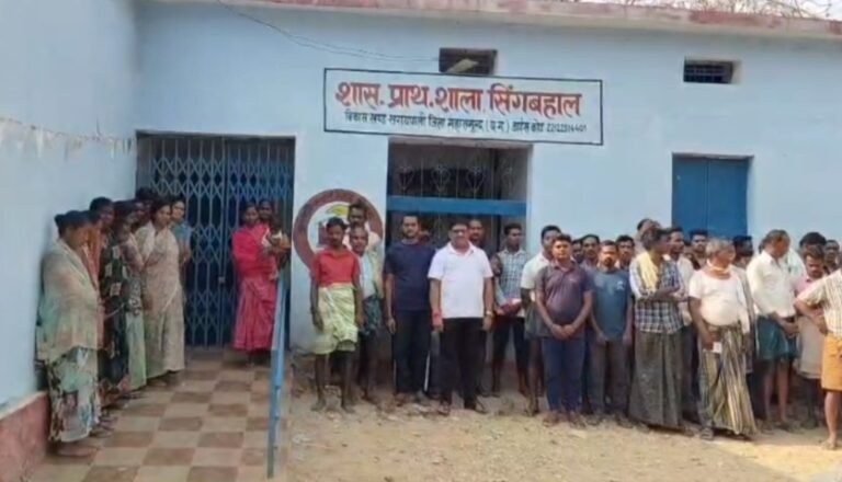 शहर के इस स्कूल में ग्रामीणों ने जड़ा ताला