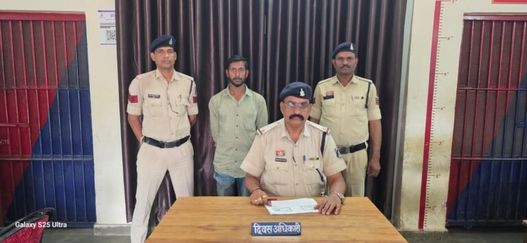 तेज आवाज में डीजे बजाना