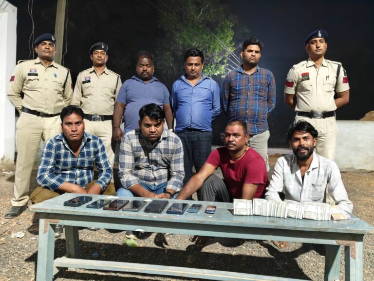 टॉर्च की रोशनी में चल रहा था काट पत्ती