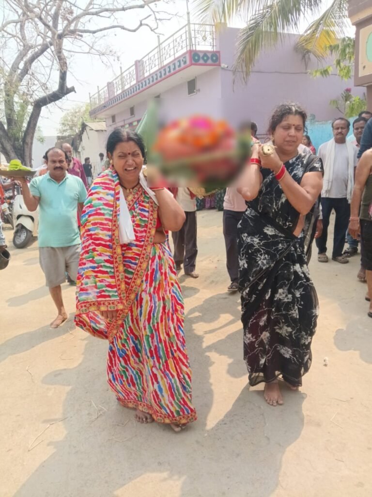 बेटियों ने निभाया अंतिम कर्तव्य, मां को बेटियों