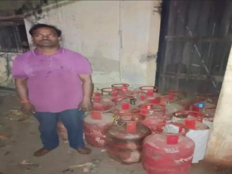 16 अवैध घरेलू गैस सिलेंडरों के साथ युवक