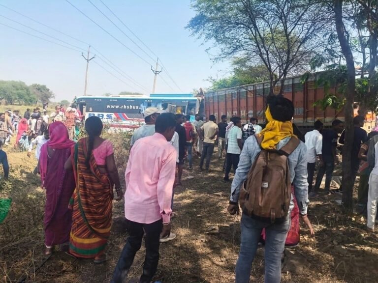 बस-ट्रक में भिड़ंत, 4 लोगों की मौके पर मौत