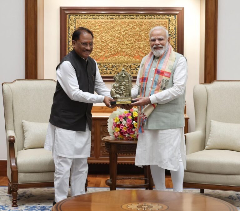 बस्तर 2.0 की शुरुआत: मुख्यमंत्री साय ने पीएम मोदी को दिया आमंत्रण, विकास का ब्लूप्रिंट सौंपा पीएम का बस्तर दौरा बनेगा टर्निंग पॉइंट, बड़े प्रोजेक्ट्स की सौगात